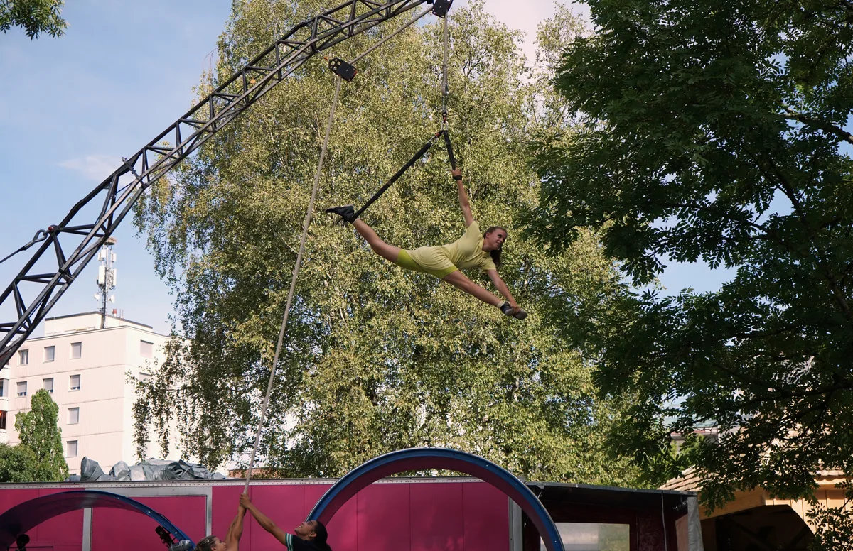 Yeliz Sieger macht an den Strapaten ein Kunststück.